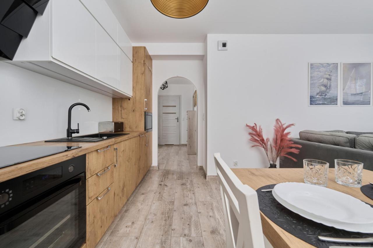 Apartment Spacious Suitable For Remote Work With Balcony & Parking By Renters Wroclaw